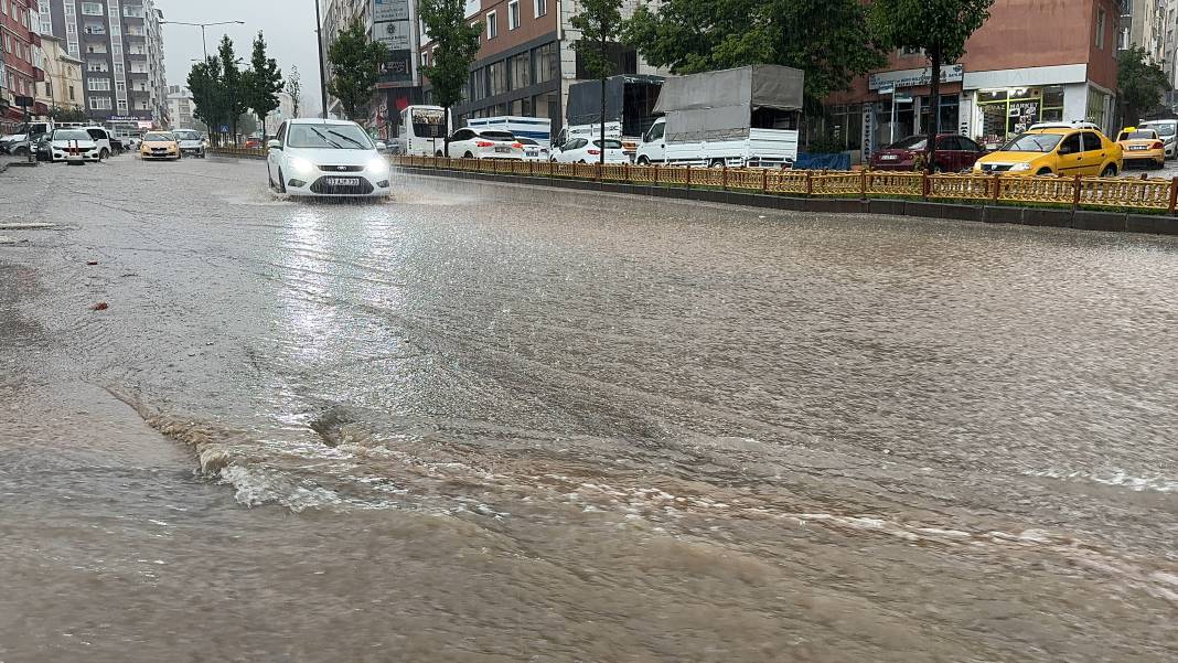 Erzurum'u sağanak vurdu! Evleri su bastı araçlar yolda mahsur kaldı 6